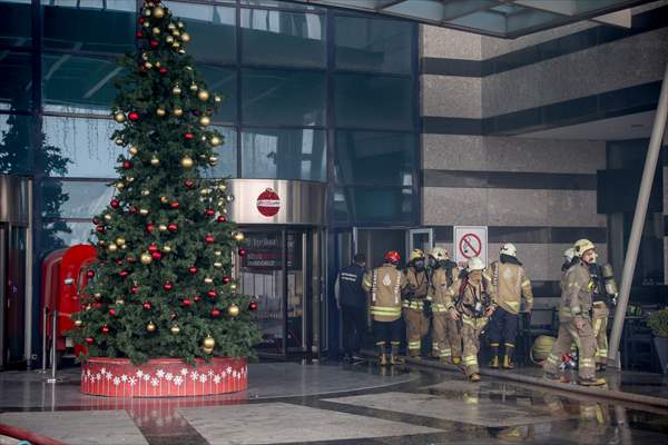 İstanbul'da Bir AVM'de Yangın Çıktı