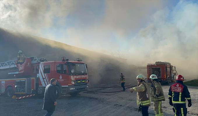 Sultangazi'de fabrikada çıkan yangına müdahale ediliyor