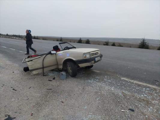 Eskişehir'de Kazada İkiye Bölünen Otomobilin Sürücüsü Hafif Yaralı Kurtuldu