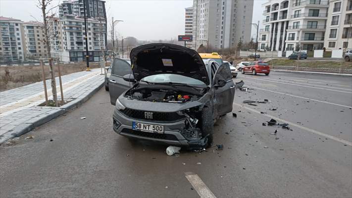 Sivas'ta Zincirleme Trafik Kazasında Biri Polis 4 Kişi Yaralandı