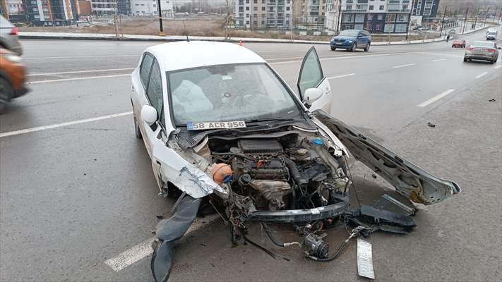 Sivas'ta Zincirleme Trafik Kazasında Biri Polis 4 Kişi Yaralandı