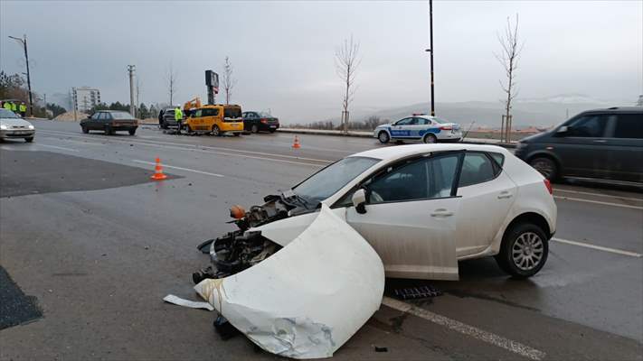 Sivas'ta Zincirleme Trafik Kazasında Biri Polis 4 Kişi Yaralandı