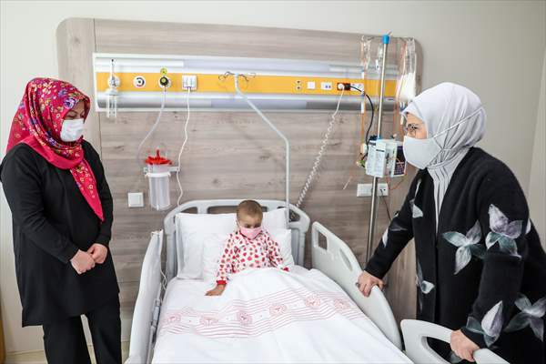 Emine Erdoğan'dan kanser hastası çocuklara moral ziyareti
