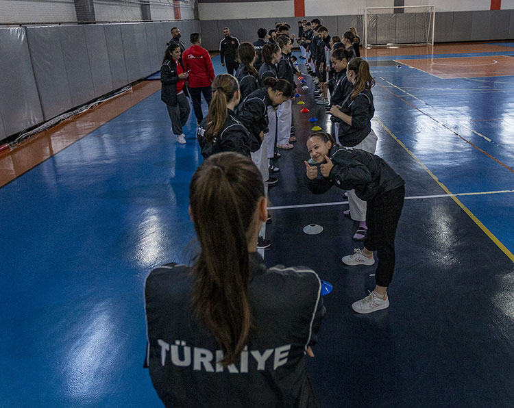 Genç Milli Karateciler, Avrupa Şampiyonası Hazırlıklarına Edirne'de Başladı