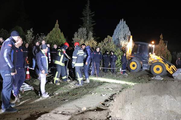 Manisa'da Kuyuya Düşen Baba Ve Oğlunun Cansız Bedenine Ulaşıldı