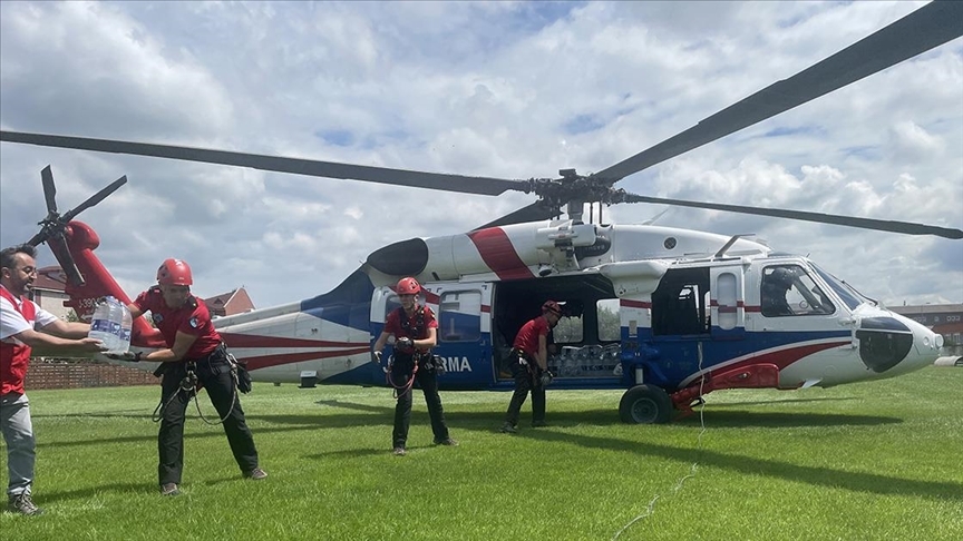 Bartın'da oluşan sağanak nedeniyle yollar kapandı, helikopterlerle gıda yardımı yapıldı