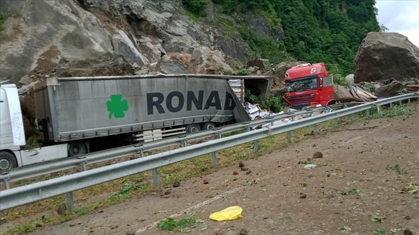 Artvin'de Kara Yolundaki Tırların Üzerine Kaya Düştü Heyelan Meydana Geldi