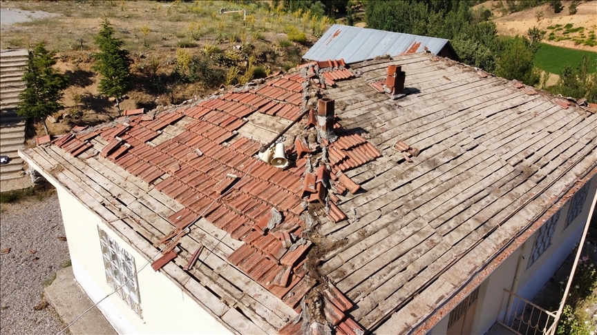 Malatya'da Okul Çatısının Onarımı Yavru Kuşlar İçin Durduruldu