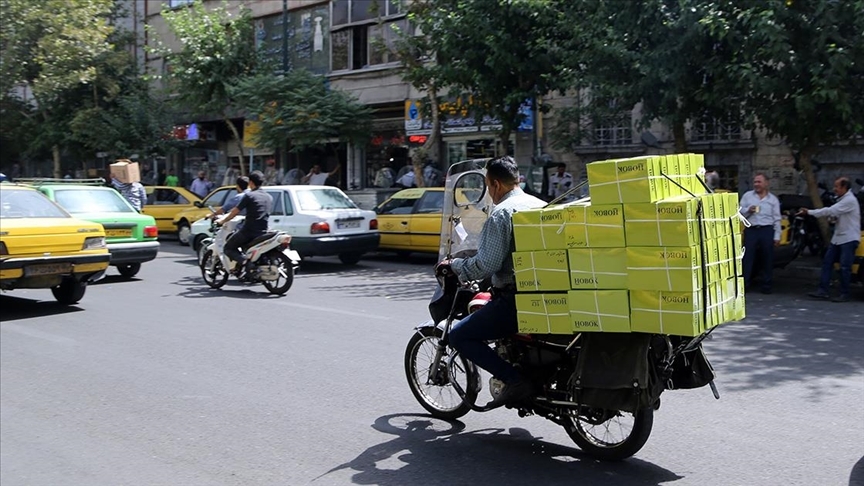 İran’da motosiklet sürücüleri taşımacılık sektörüne girdi.