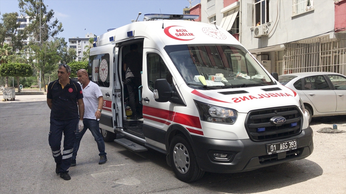 Adana'da Bir Kadın Tartıştığı Eşini Bıçakla Yaraladı
