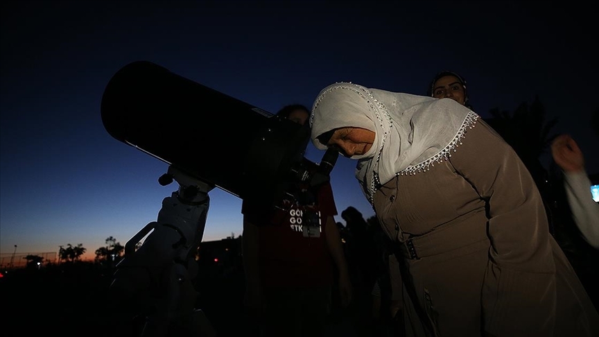 Binlerce Astronomi Meraklısı Uzayın Derinliklerini Van'da Gözlemledi