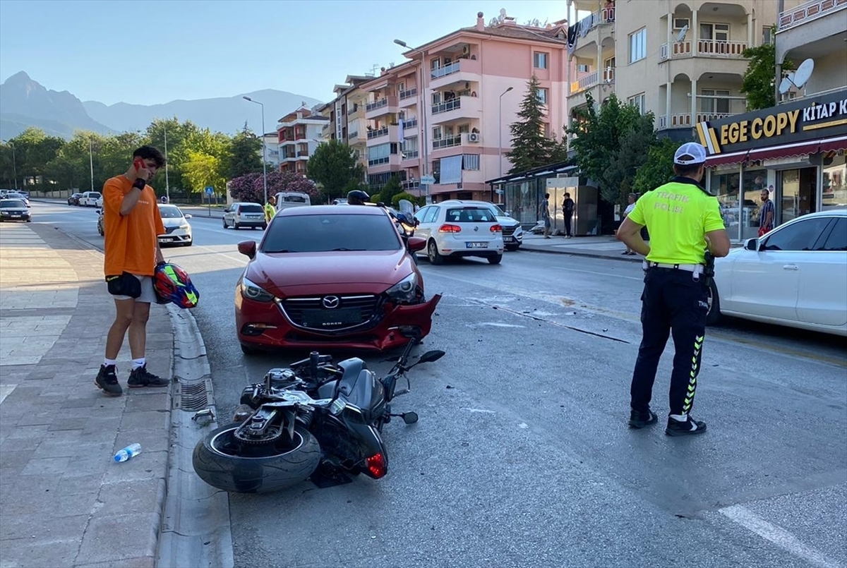 Denizli'de Otomobille Motosiklet Çarpıştı 2 Yaralı