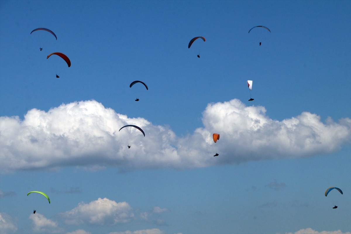 Çankırı'da yapılan yamaç paraşütü mesafe yarışmasının finali olan son uçuş gerçekleşti 