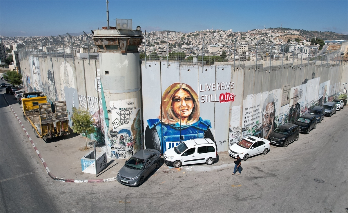 Filistinli sanatçı Ayrım Duvarı'na Çizdiği Şirin Ebu Akile Resmiyle Biden'a Karşılama Hazırladı