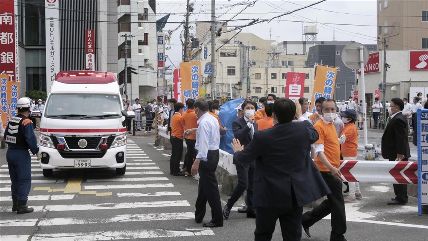 Eski Japonya Başbakanı olan Abe Şinzo, silahla vurularak yaralandı