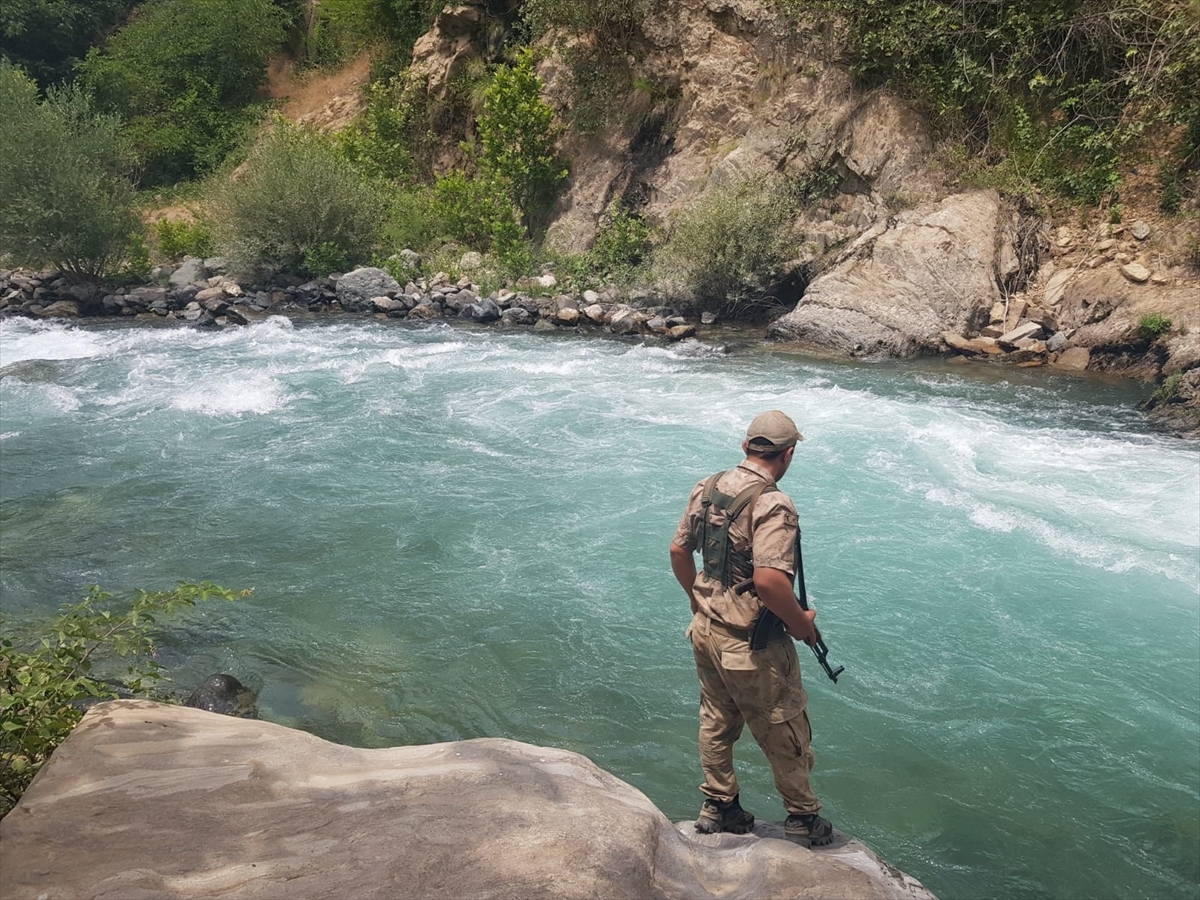 Müküs Çayı'na Düşen Hemşireye İçin Arama Çalışmaları Hala Devam Ediyor