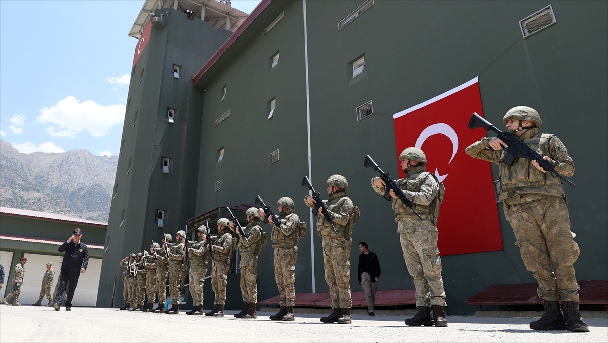 Bakan Akar ve TSK Komuta Kademesi, Güvenlik Korucularının Bayramını Kutladı