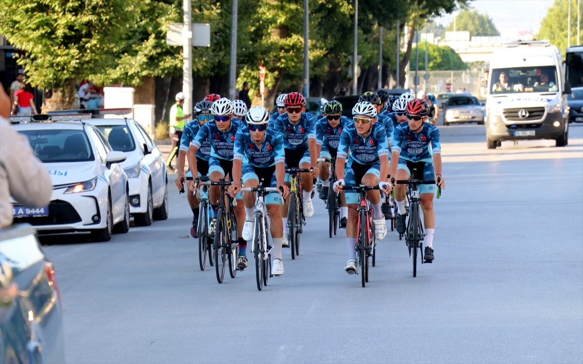 Ömer Halisdemir 6. Ulusal Bisiklet Turu'na katılan sporcular Kütahya'ya vardı, vatandaşlar tarafından karşılandılar