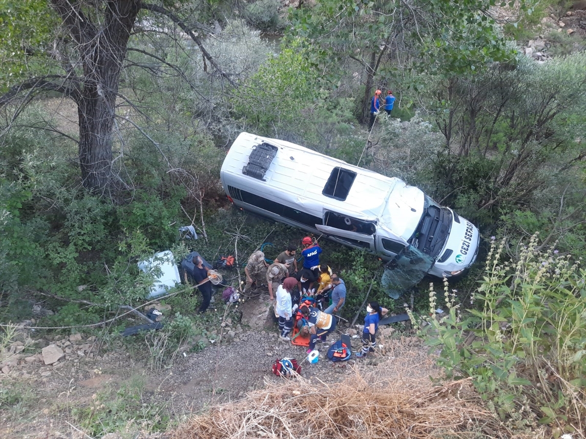 Tunceli'de Minibüs Şarampole Devrildi 19 Yaralı
