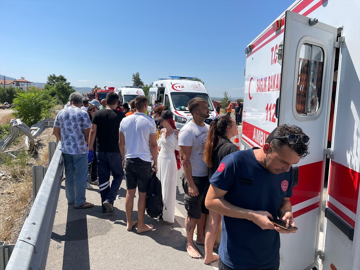 Denizli'de Tur Otobüsü Şarampole Devrildi 15 Yaralı