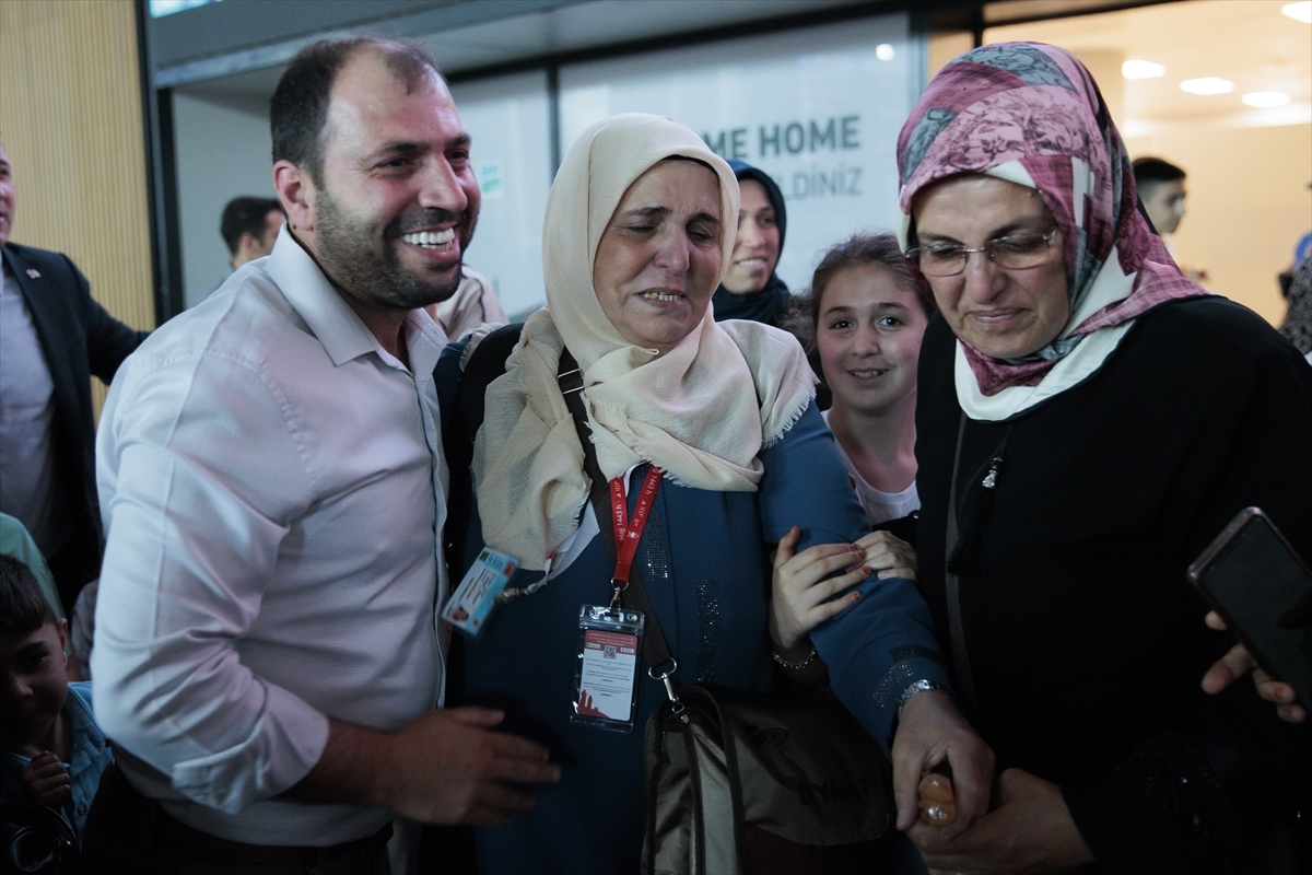 Yurda dönen ilk hacı kafilesi İstanbul Havalimanı'nda Gözyaşlarıyla Karşılandı