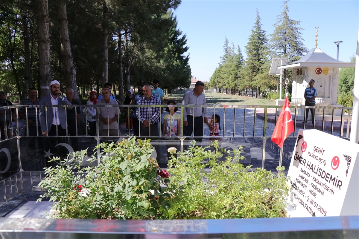 15 Temmuz kahramanı Şehit Ömer Halisdemir'in Kabrinde Ziyaretçi Yoğunluğu Yaşandı