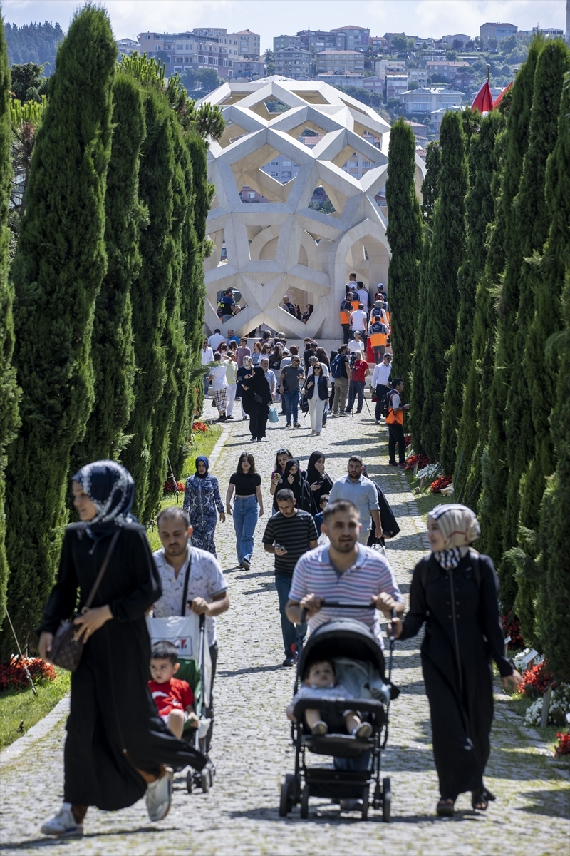 15 Temmuz Şehitler Makamı'na Ziyaretçi Akınına Uğradı