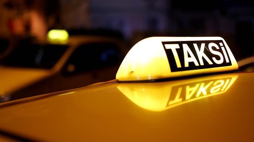 Esenyurt'ta 2 Taksicinin Müşteriyi Darbetmesi Cep Telefonu Kamerasıyla Görüntülendi