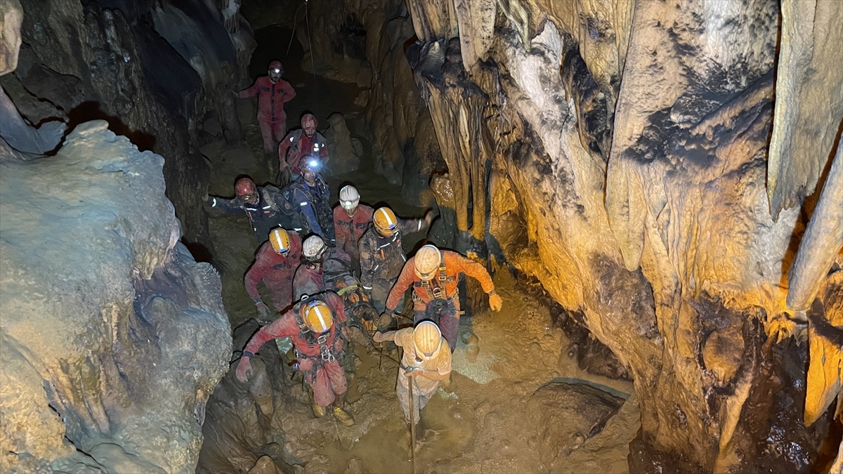 Karabük'teki Mencilis Mağarasında Mahsur Kalan 4 kişi Kurtarıldı