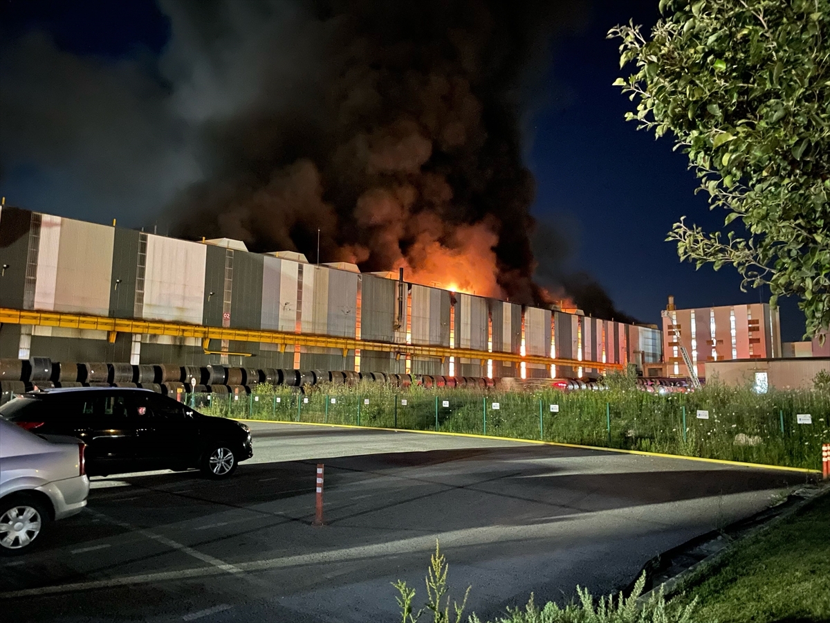 Kocaeli'de Demir Çelik Fabrikasında Çıkan Yangın Kontrol Altına Alındı