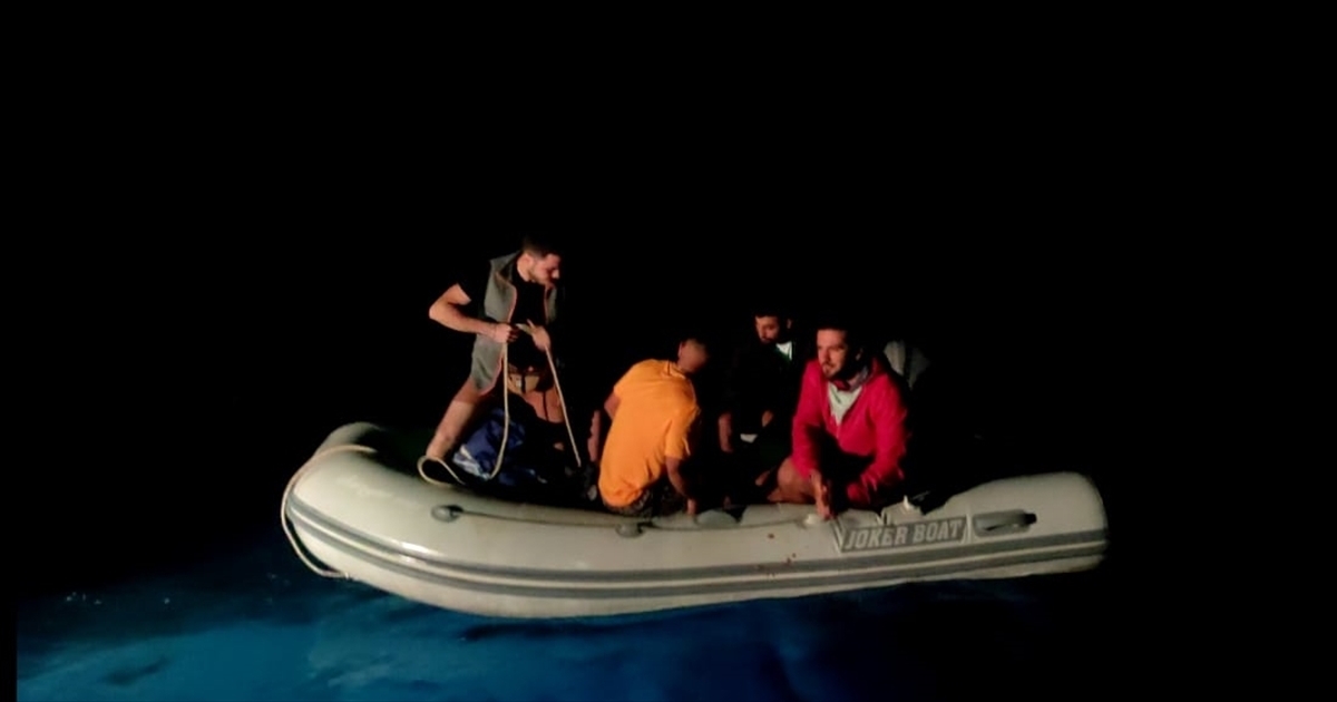 Muğla'da Denizde Sürüklenen Bottaki 5 Kişi Kurtarıldı Bot Kıyıya Çekildi