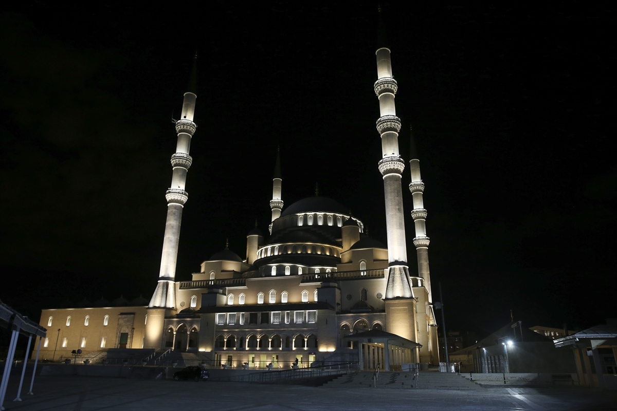 15 Temmuz'un Yıl Dönümünde Saat 00.13'te Tüm Camilerden Sela Okundu