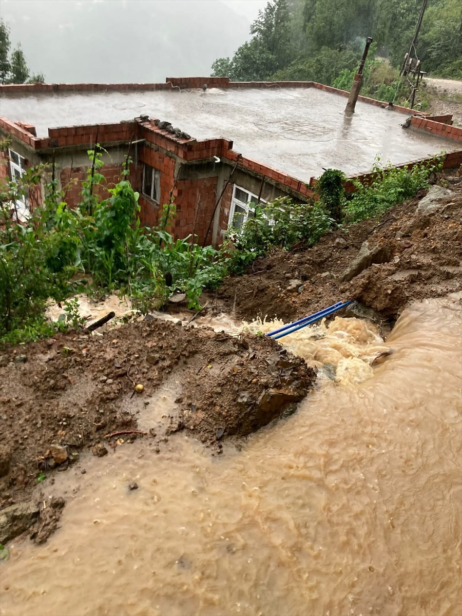 Ordu'da Şiddetli Yağış Nedeniyle Heyelan Riski Bulunan Evdekiler Tahliye Edildi 