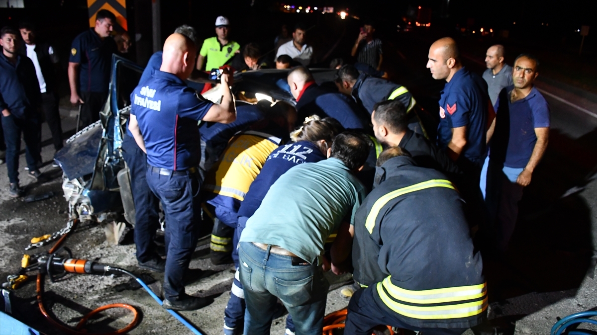 Sivas'ta iki Araç Çarpıştı 1 Ölü, 9 Yaralı