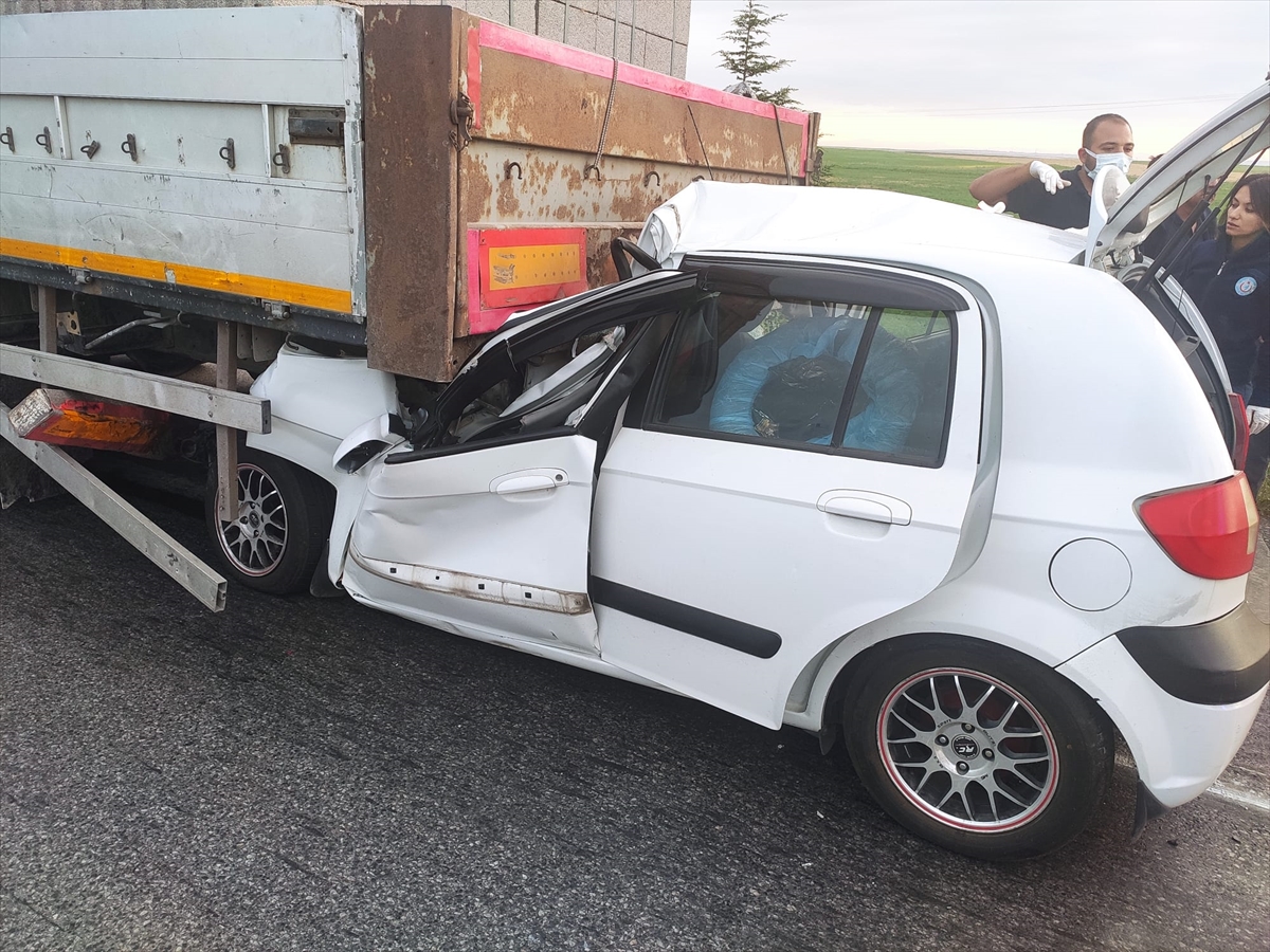 Eskişehir'de tıra çarpan otomobildeki 2 kişi hayatını kaybetti, 1 kişi yaralandı