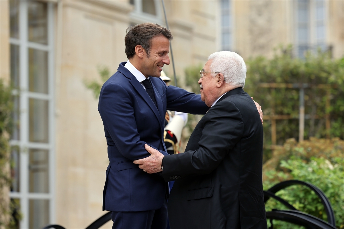 Fransa Cumhurbaşkanı Macron, Filistin Devlet Başkanı Abbas'la Paris'te Bir Araya Geldi: