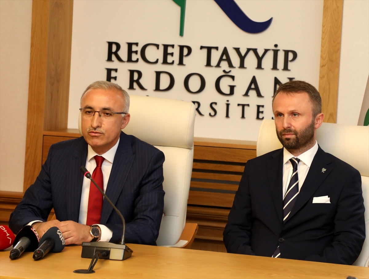 Recep Tayyip Erdoğan Üniversitesi Rektörlüğüne Atanan Prof. Dr. Yılmaz Göreve Başladı