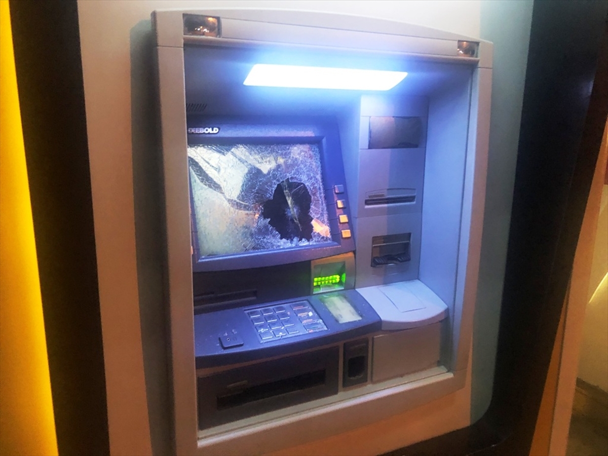 Yalova'da Akli Dengesi Yerinde Olmayan Kişi Yeniden ATM'lere Zarar Verdi