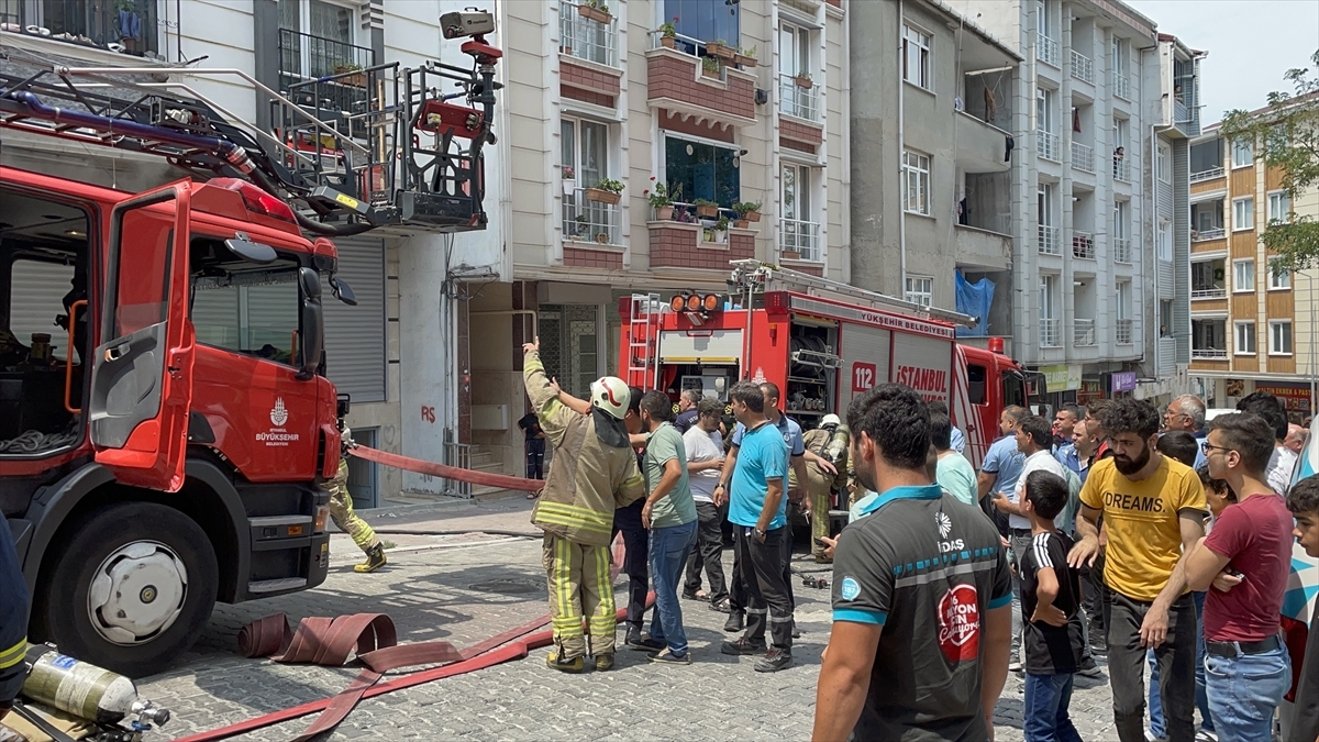 Esenyurt'ta Oto Kılıf İmalathanesinde Çıkan Yangın Söndürüldü