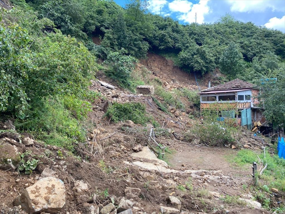 Ordu'da Heyelan Nedeniyle Kapanan Yol Ulaşıma Açıldı