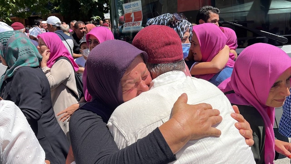 Isparta'ya Dönen Hacı Kafilesi Sevinç Gözyaşlarıyla Karşılandı