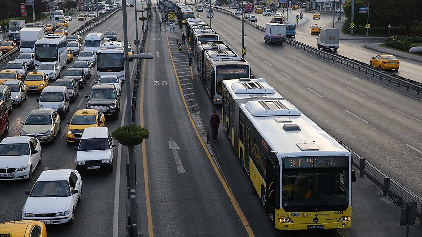 İstanbul'da Duman Çıkararak Arızalanan Metrobüsün Yolcuları Tahliye Edildi