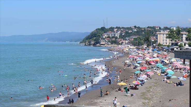 Akçakoca'da Sıcak Hava Nedeniyle İnsanlar Sahile Yöneliyor