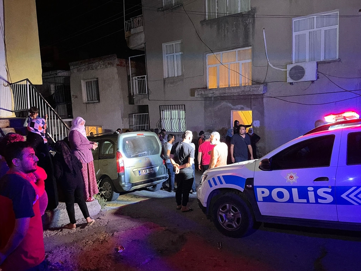 İzmir'de Kavga İhbarına Giden Polis Yüksekten Düşerek Yaralandı