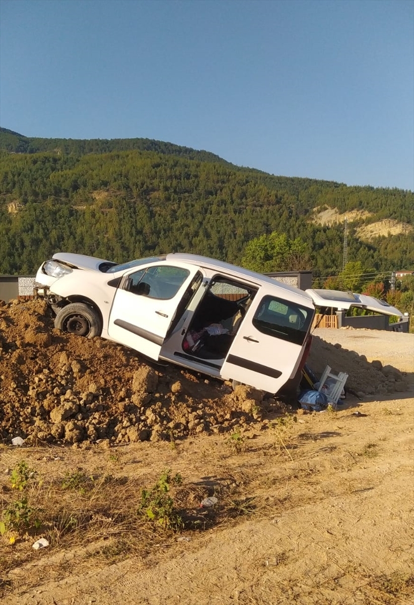 Karabük'te Toprak Yığınına Çarpan Araçtaki 5 Kişi Yaralandı