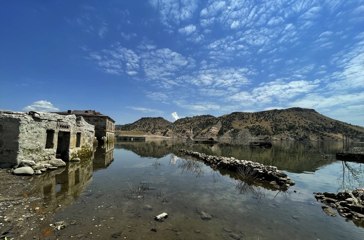 Kars'ta Barajın Su Seviyesi Düşünce Tarihi Yapılar Gün Yüzüne Çıktı