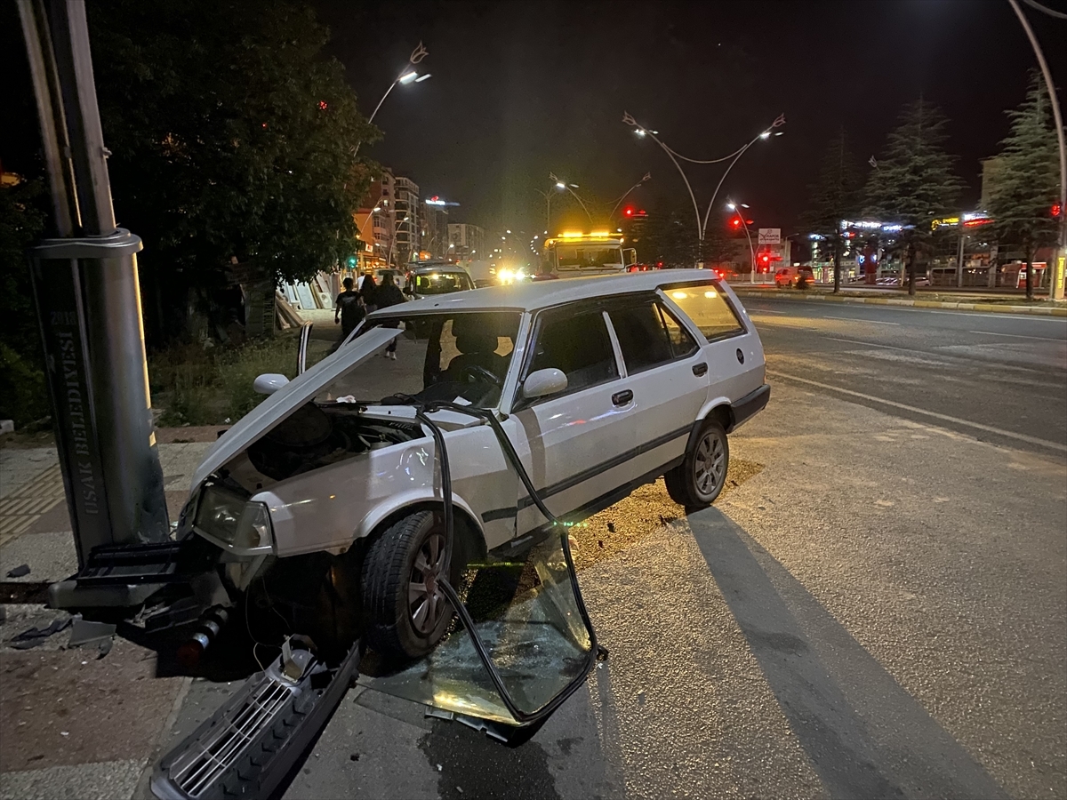 Uşak’ta Aydınlatma Direğine Çarpan Otomobildeki 2 Kişi Yaralandı