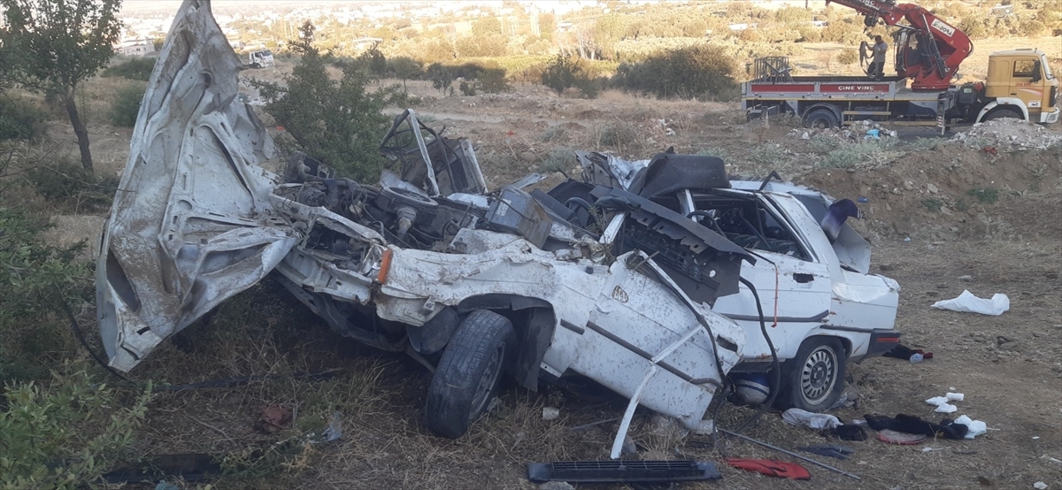 Aydın'da Şarampole Yuvarlanan Otomobildeki 2 Kişi Hayatını Kaybetti