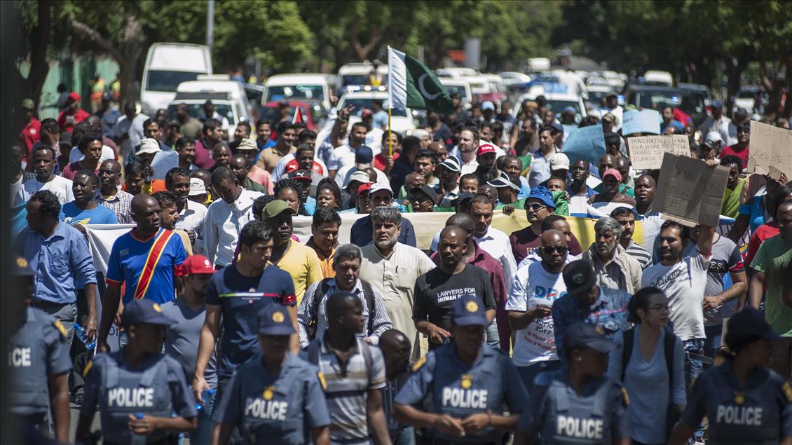 Güney Afrika'da Protestocular Belediye Binasını Ateşe Verdi