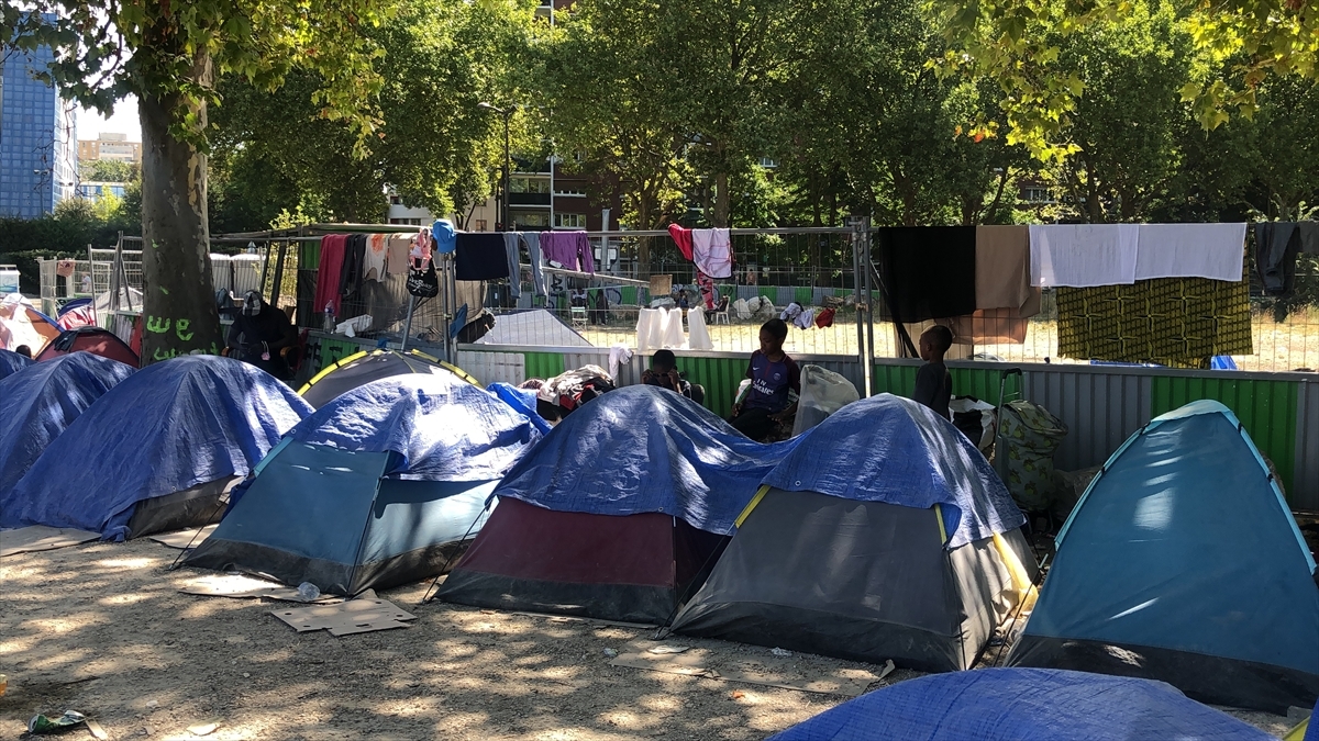 Fransa'da Boğucu Sıcaklar Çadırlarda Yaşayan Evsiz Aileleri Tehlikeye Atıyor